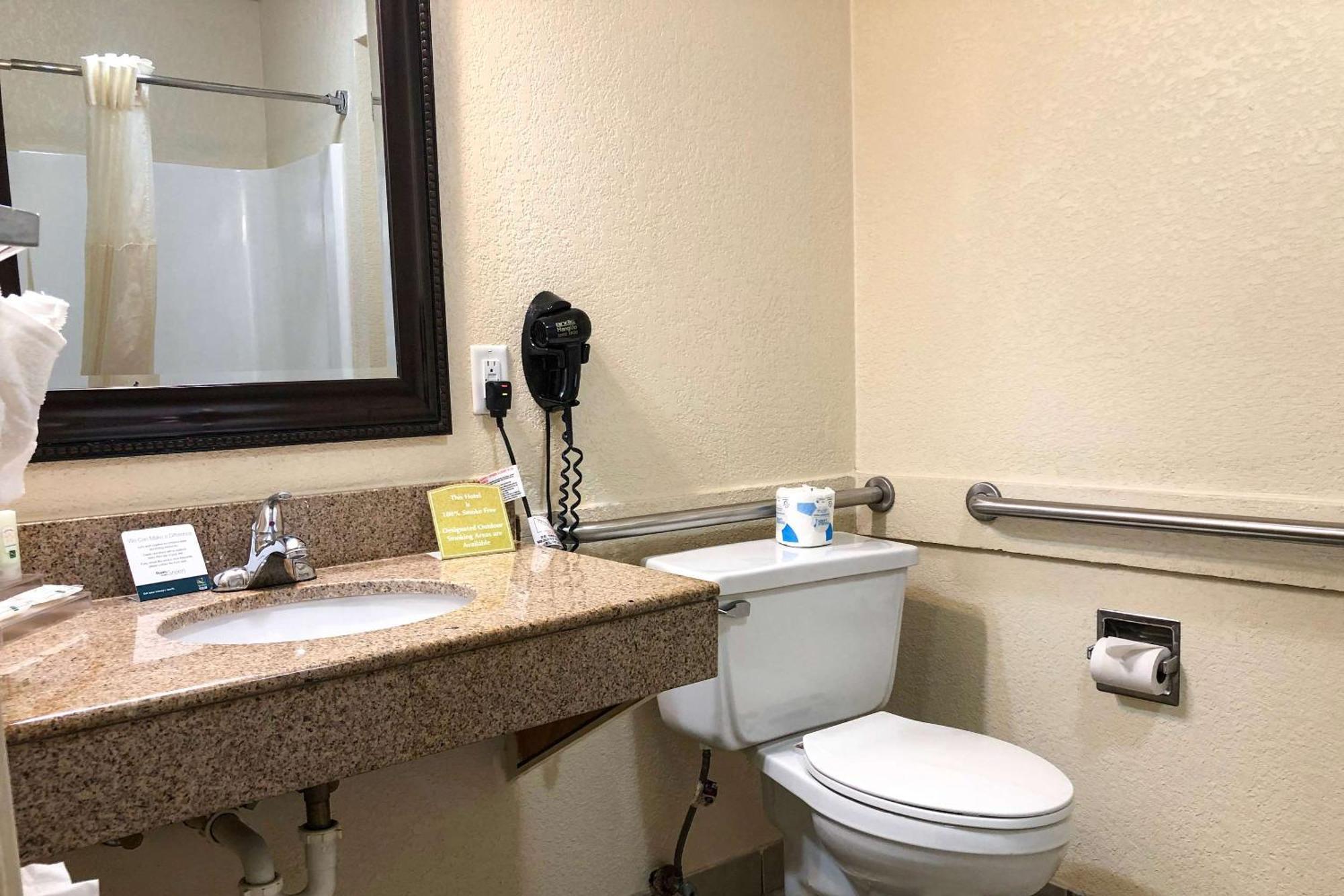 Quality Inn I-70 At Wanamaker Topeka Exteriör bild